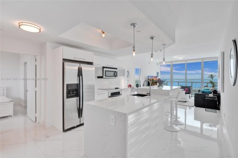Condominio en alquiler en Miami, Florida, 2 dormitorios, 112.23 m2 № 1939698 - foto 4