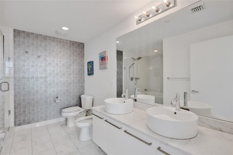 Condominio en alquiler en Miami, Florida, 2 dormitorios, 112.23 m2 № 1939698 - foto 14