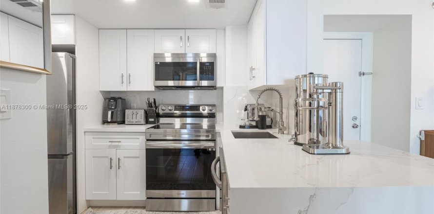 Condominio en Miami, Florida, 1 dormitorio  № 2012654