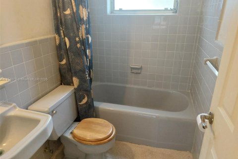 House in Oakland Park, Florida 2 bedrooms, 119.94 sq.m. № 1872559 - photo 15