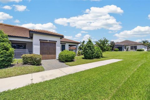 House in Wimauma, Florida 2 bedrooms, 151.99 sq.m. № 2322926 - photo 3