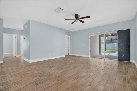 House in Davenport, Florida 3 bedrooms, 159.51 sq.m. № 2329620 - photo 10