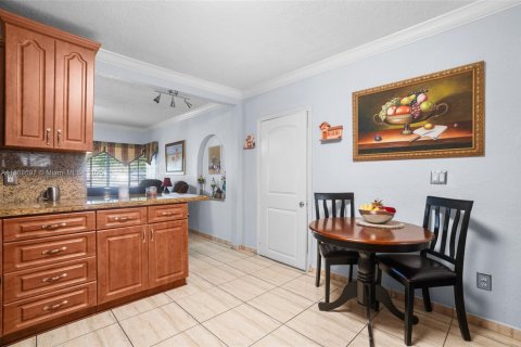 House in Hialeah, Florida 4 bedrooms, 162.21 sq.m. № 1895868 - photo 14