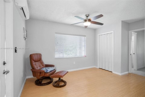 House in Hialeah, Florida 4 bedrooms, 162.21 sq.m. № 1895868 - photo 24