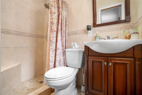 House in Hialeah, Florida 4 bedrooms, 162.21 sq.m. № 1895868 - photo 22