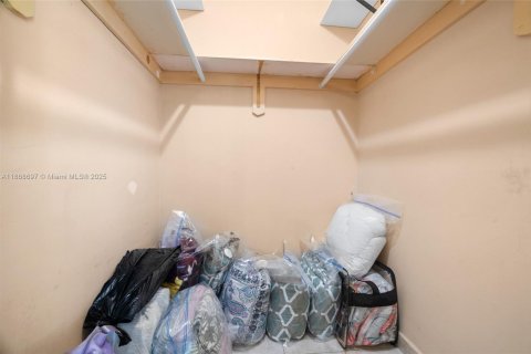 House in Hialeah, Florida 4 bedrooms, 162.21 sq.m. № 1895868 - photo 27