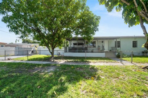 House in Hialeah, Florida 4 bedrooms, 162.21 sq.m. № 1895868 - photo 2