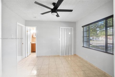 House in Hialeah, Florida 4 bedrooms, 162.21 sq.m. № 1895868 - photo 28