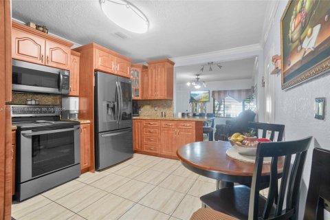 House in Hialeah, Florida 4 bedrooms, 162.21 sq.m. № 1895868 - photo 13