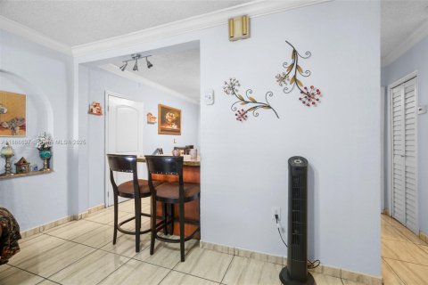 House in Hialeah, Florida 4 bedrooms, 162.21 sq.m. № 1895868 - photo 10