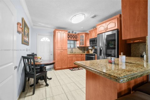 House in Hialeah, Florida 4 bedrooms, 162.21 sq.m. № 1895868 - photo 11