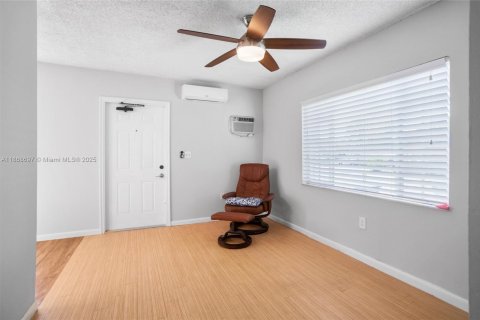 House in Hialeah, Florida 4 bedrooms, 162.21 sq.m. № 1895868 - photo 25