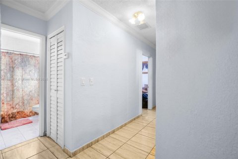 House in Hialeah, Florida 4 bedrooms, 162.21 sq.m. № 1895868 - photo 18