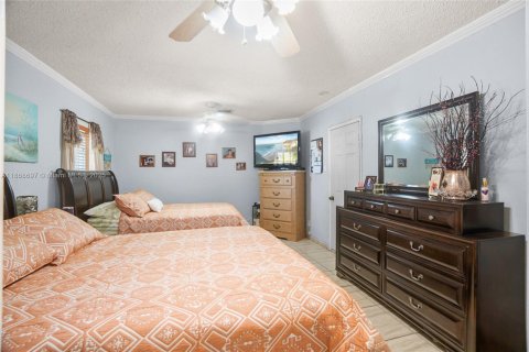 House in Hialeah, Florida 4 bedrooms, 162.21 sq.m. № 1895868 - photo 15