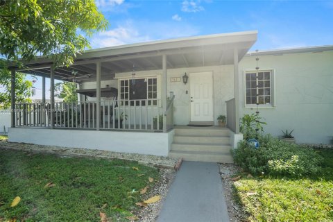 House in Hialeah, Florida 4 bedrooms, 162.21 sq.m. № 1895868 - photo 1