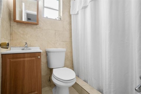 House in Hialeah, Florida 4 bedrooms, 162.21 sq.m. № 1895868 - photo 26