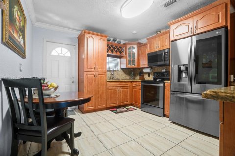 House in Hialeah, Florida 4 bedrooms, 162.21 sq.m. № 1895868 - photo 12