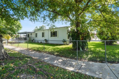 House in Hialeah, Florida 4 bedrooms, 162.21 sq.m. № 1895868 - photo 4