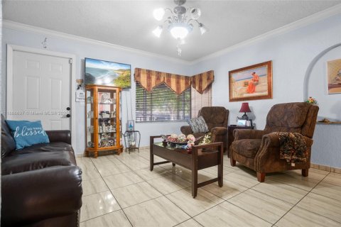 House in Hialeah, Florida 4 bedrooms, 162.21 sq.m. № 1895868 - photo 9