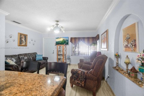 House in Hialeah, Florida 4 bedrooms, 162.21 sq.m. № 1895868 - photo 8