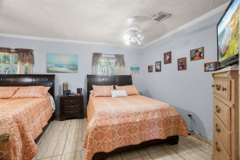 House in Hialeah, Florida 4 bedrooms, 162.21 sq.m. № 1895868 - photo 20