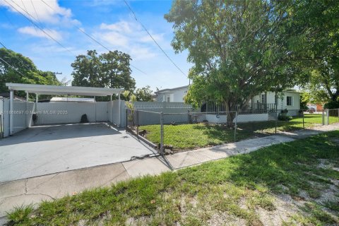 House in Hialeah, Florida 4 bedrooms, 162.21 sq.m. № 1895868 - photo 3