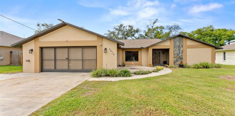 Villa ou maison à Spring Hill, Floride 3 chambres, 174.66 m2 № 2398311