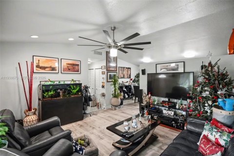 Touwnhouse à vendre à Miami, Floride: 2 chambres, 91.6 m2 № 1997859 - photo 4