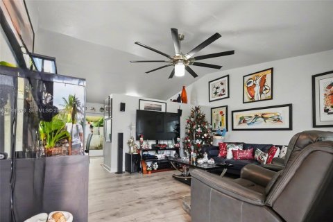 Touwnhouse à vendre à Miami, Floride: 2 chambres, 91.6 m2 № 1997859 - photo 3