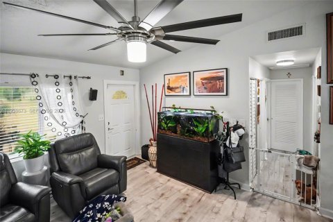 Touwnhouse à vendre à Miami, Floride: 2 chambres, 91.6 m2 № 1997859 - photo 5