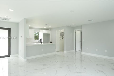 Casa en venta en Lehigh Acres, Florida, 3 dormitorios, 110.37 m2 № 1707604 - foto 8
