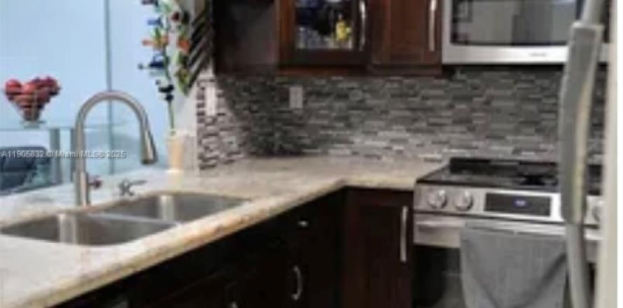 Кондоминиум с 1 спальней в Майами, Флорида № 2054701