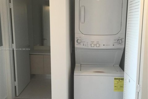 Condominio en venta en Miami, Florida, 1 dormitorio, 60.2 m2 № 2077030 - foto 3
