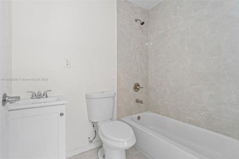 House in Miami, Florida 3 bedrooms, 118.91 sq.m. № 1979441 - photo 24