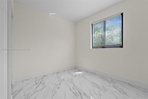 House in Miami, Florida 3 bedrooms, 118.91 sq.m. № 1979441 - photo 19