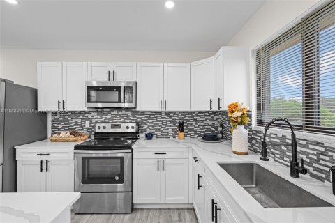 House in Miami, Florida 3 bedrooms, 118.91 sq.m. № 1979441 - photo 30