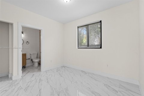 House in Miami, Florida 3 bedrooms, 118.91 sq.m. № 1979441 - photo 16
