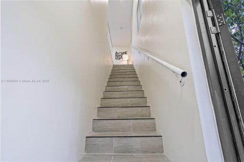 House in Miami, Florida 3 bedrooms, 118.91 sq.m. № 1979441 - photo 25