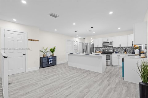 House in Miami, Florida 3 bedrooms, 118.91 sq.m. № 1979441 - photo 26