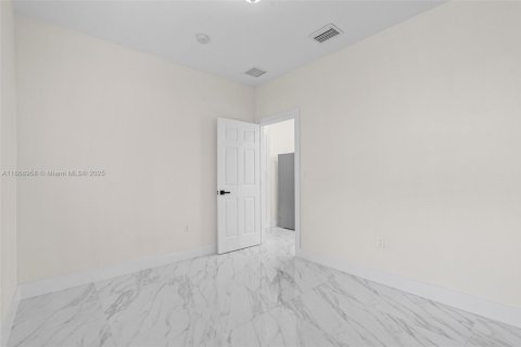 House in Miami, Florida 3 bedrooms, 118.91 sq.m. № 1979441 - photo 17