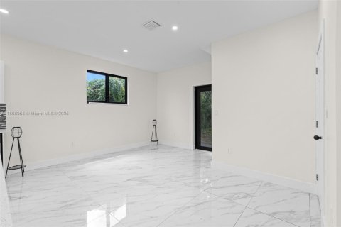 House in Miami, Florida 3 bedrooms, 118.91 sq.m. № 1979441 - photo 10