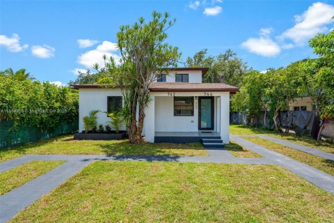 House in Miami, Florida 3 bedrooms, 118.91 sq.m. № 1979441 - photo 1