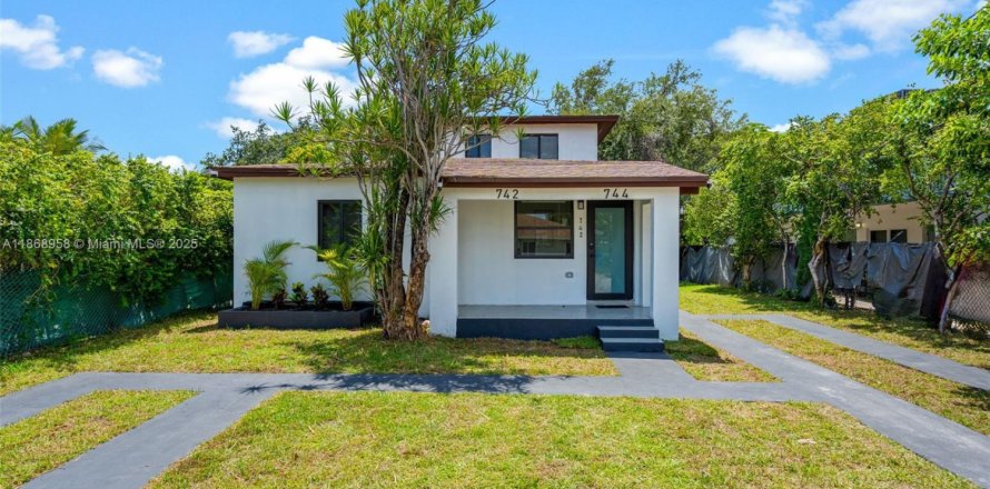 House in Miami, Florida 3 bedrooms, 118.91 sq.m. № 1979441