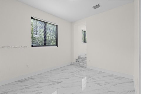 House in Miami, Florida 3 bedrooms, 118.91 sq.m. № 1979441 - photo 22