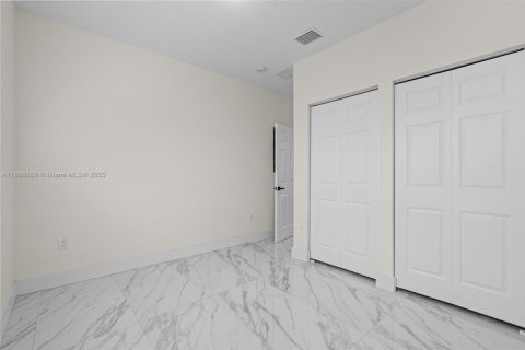 House in Miami, Florida 3 bedrooms, 118.91 sq.m. № 1979441 - photo 20