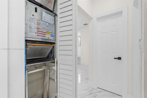 House in Miami, Florida 3 bedrooms, 118.91 sq.m. № 1979441 - photo 15