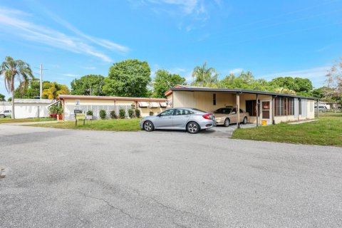 Commercial property in Okeechobee, Florida № 1050066 - photo 1