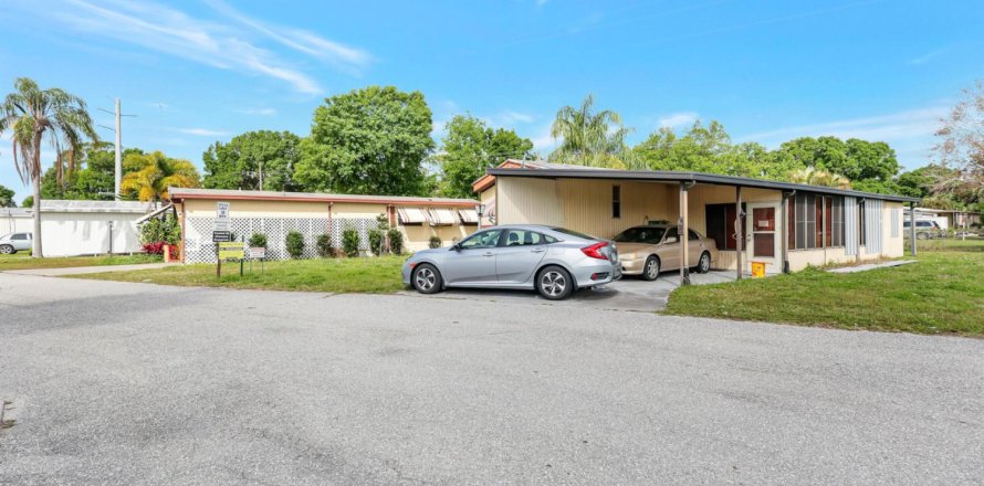 Commercial property in Okeechobee, Florida № 1050066