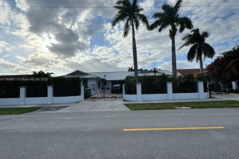 Casa en Miami, Florida 5 dormitorios, 361.48 m2 № 2017162