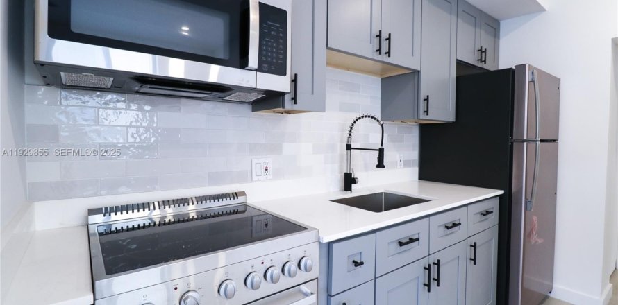 Apartment in Miami, Florida 2 bedrooms, 76.64 sq.m. № 1988830